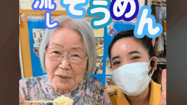 流れるそうめんに、箸も笑顔も止まらない！！